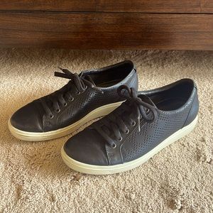 Woman’s leather ECCO sneakers in size 7. Used, but in good condition.